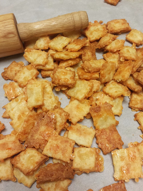 Homemade Cheese Crackers Recipe #KidsintheKitchen